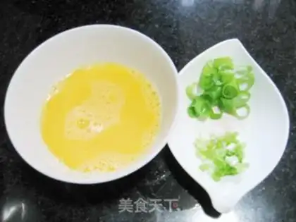 Make Dry tomato egg noodles step 1