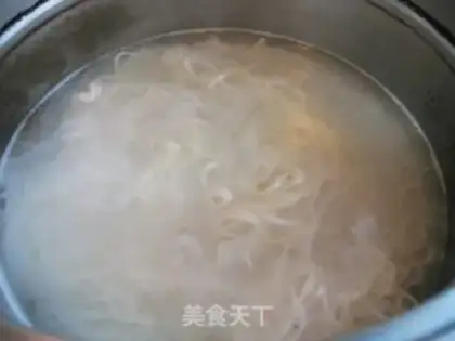 Make Dry tomato egg noodles step 8
