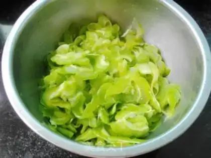 Make Eggs and guacamole step 1