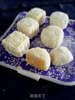 Make A milky cocoon ice-cream mooncake step 2