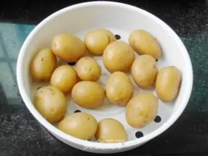 Make Hot black peppers, little potatoes step 2