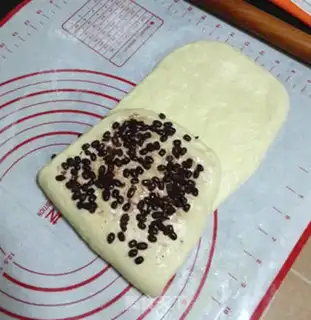 Make Red Bean Danish bread step 8