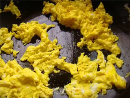 Make Tomato fried eggs step 4