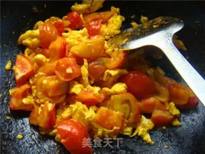 Make Tomato fried eggs step 9