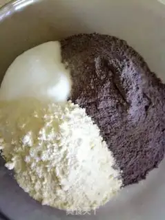 Make Black rice knife cut the buns step 0