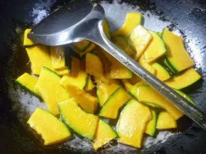 Make Pumpkin to fry Japanese pumpkins step 3