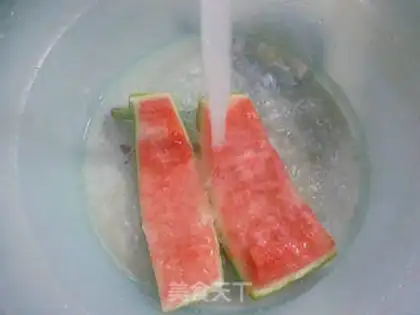 Make Crab-flavored watermelon step 1