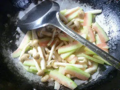 Make Crab-flavored watermelon step 4