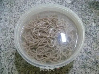 Make Plum-cracked barley noodles step 3