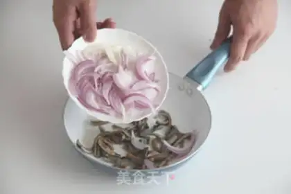 Make Onion fried silk step 1
