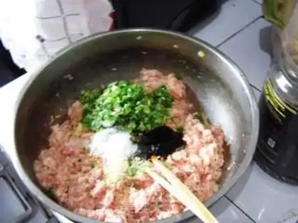 Make Celery pork dumplings step 2