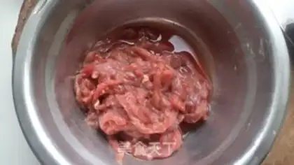 Make Onion fried beef step 1