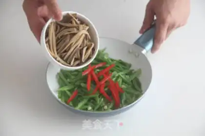 Make Soybeans fried eggs step 1