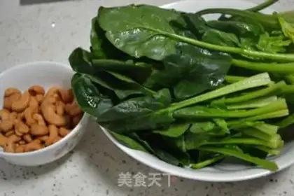 Make Spinach with cashew nuts step 0