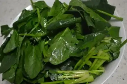 Make Spinach with cashew nuts step 1