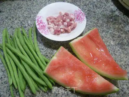 Make Five bouquets of melons step 0
