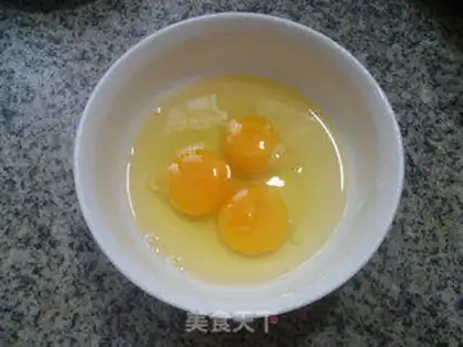 Make Scrambled eggs step 1
