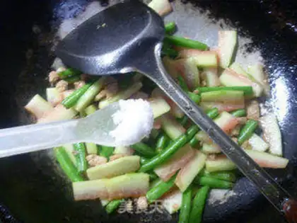 Make Five bouquets of melons step 11