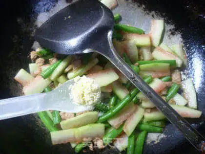 Make Five bouquets of melons step 12