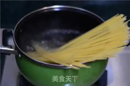Make Tomato tuna pasta step 1