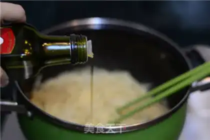 Make Tomato tuna pasta step 2