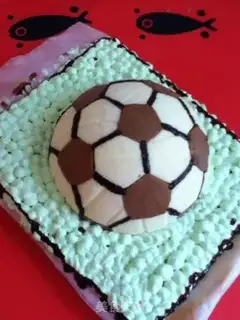 Make Football cake step 24