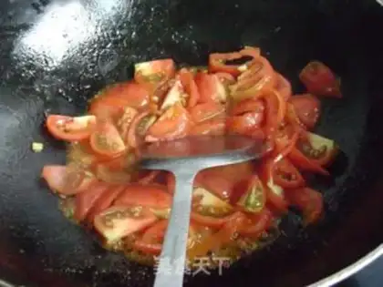Make Tomatoes, eggnut soup step 1