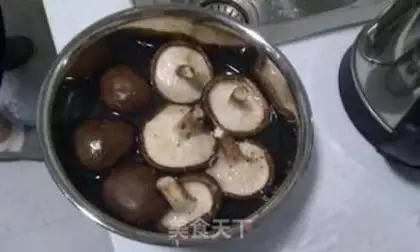 Make Homemade mushroom sauce step 0