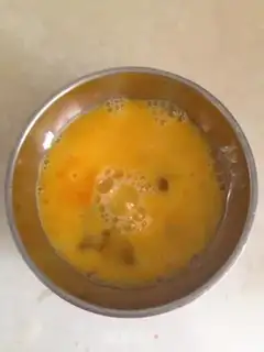 Make Cracking eggs step 2