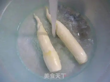 Make Sour sauce is white and fat step 1