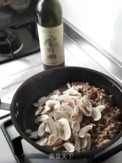 Make Homemade mushroom pasta sauce step 3