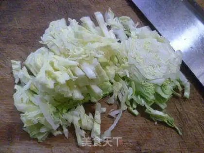 Make Ham intestinal cabbage noodles step 1