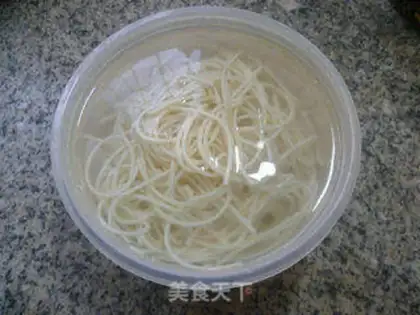 Make Ham intestinal cabbage noodles step 4
