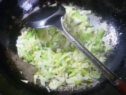 Make Ham intestinal cabbage noodles step 5