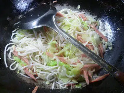 Make Ham intestinal cabbage noodles step 6