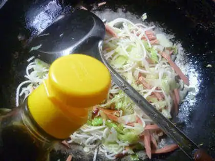 Make Ham intestinal cabbage noodles step 7