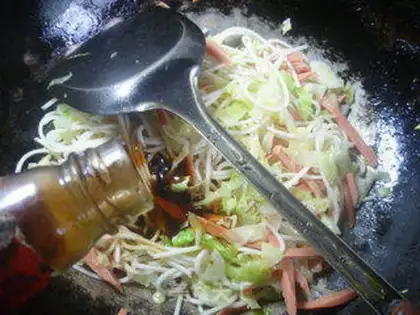 Make Ham intestinal cabbage noodles step 8