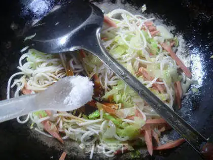 Make Ham intestinal cabbage noodles step 9