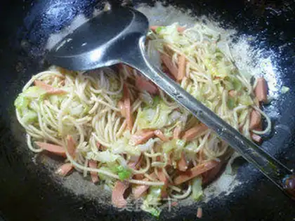 Make Ham intestinal cabbage noodles step 10