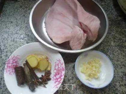 Make White pig ears step 0