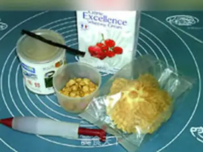 Make Crackers of vanilla ice cream step 0