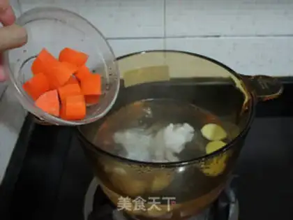 Make Lotus carrot pigbone soup step 5