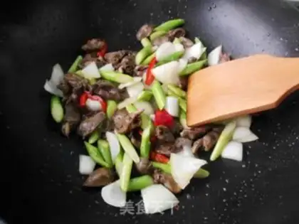 Make Onion onions blow a chicken heart step 5