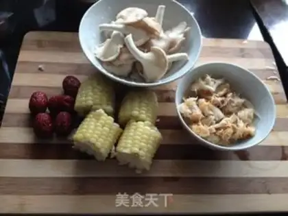 Make Monkey mushroom corn chicken soup step 1
