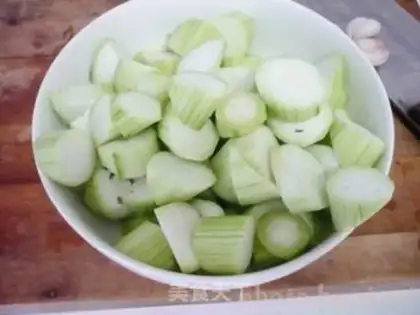 Make Oil-coated silk melons step 1