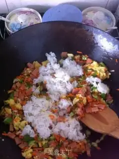 Make Yangzhou fried rice step 9