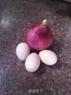 Make Fried onion rings and eggs step 0