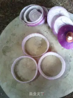 Make Fried onion rings and eggs step 1