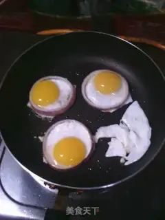 Make Fried onion rings and eggs step 2