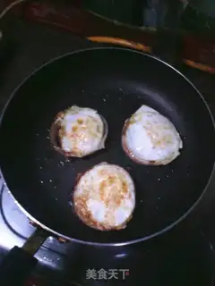 Make Fried onion rings and eggs step 3
